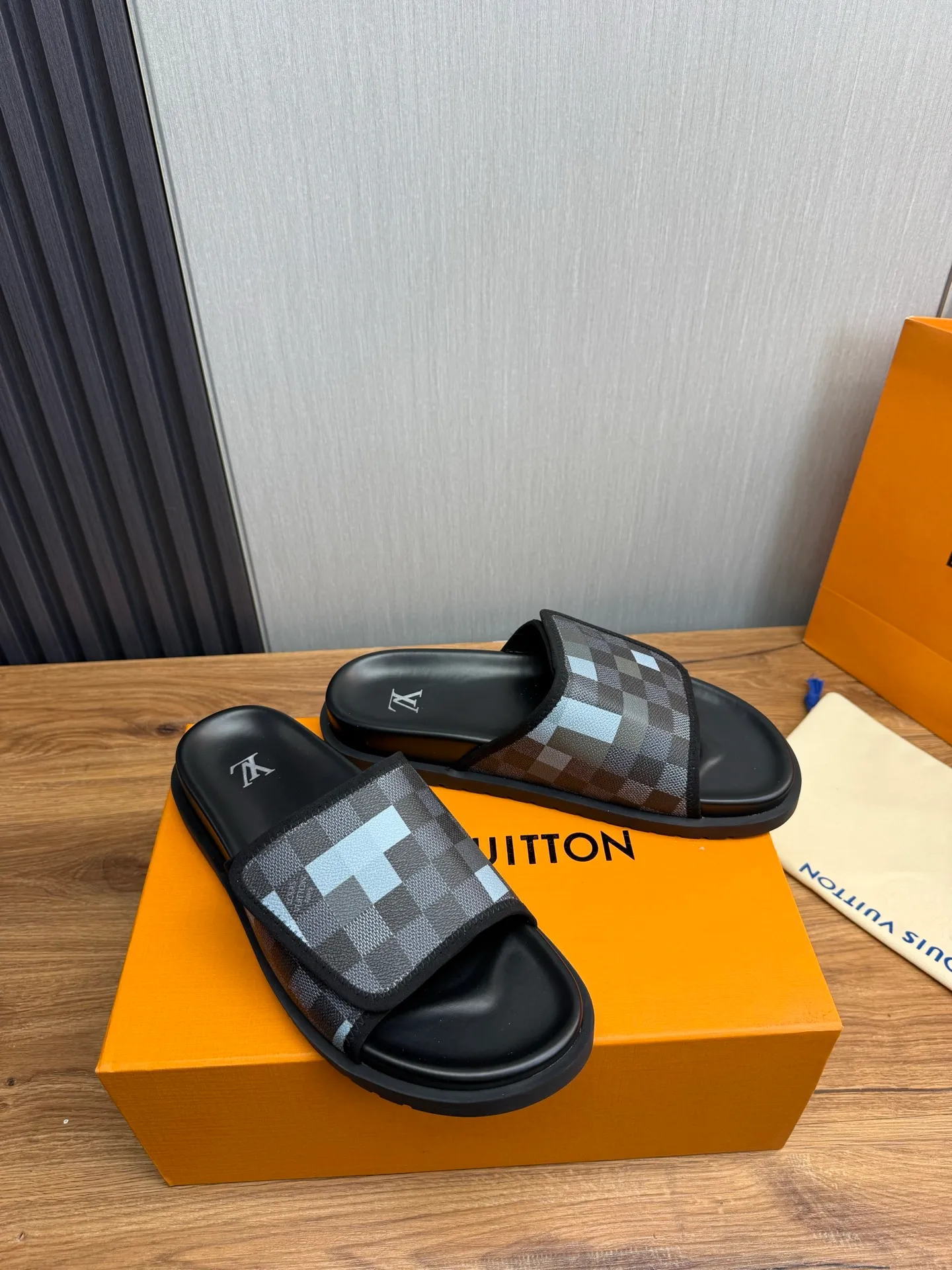 Men's shoes 💰340💰 ▪️LV's popular Little Red Book popular slippers hot sale: 1 shipment✅ Super textured and comfortable slippers, original TPU outsole. Authentic counter box drawer box packaging 🎁Size 38-45